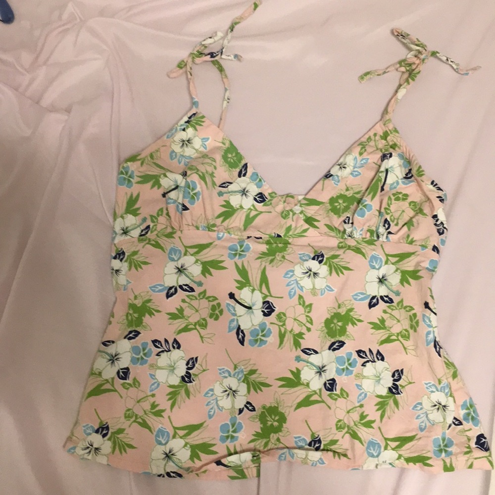 super cute floral shirt!